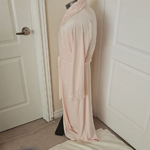 Elegant Pink Women's Robe - Picture 4 of 16